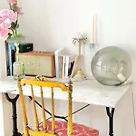 Apartman Charming In A Courtyard In *