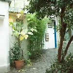 Appartement Charming In A Courtyard In Paris