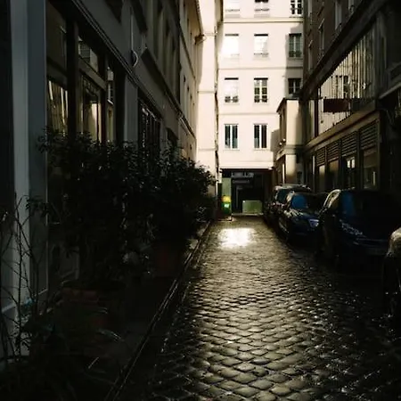 Charming In A Courtyard In Lägenhet