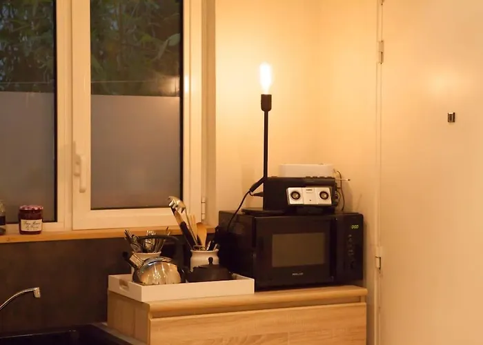 Charming In A Courtyard In * Paryż