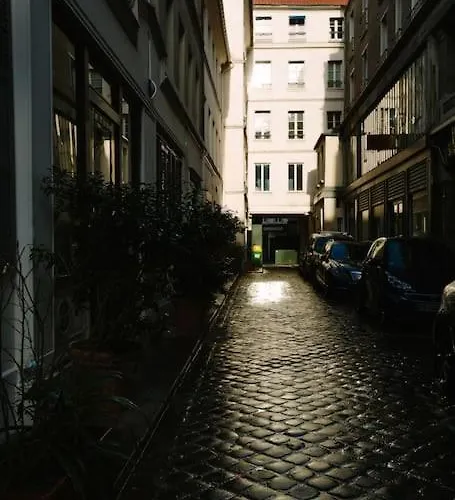 Charming In A Courtyard In Appartement