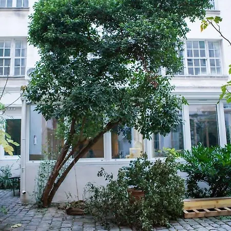 Charming In A Courtyard In דירה *
